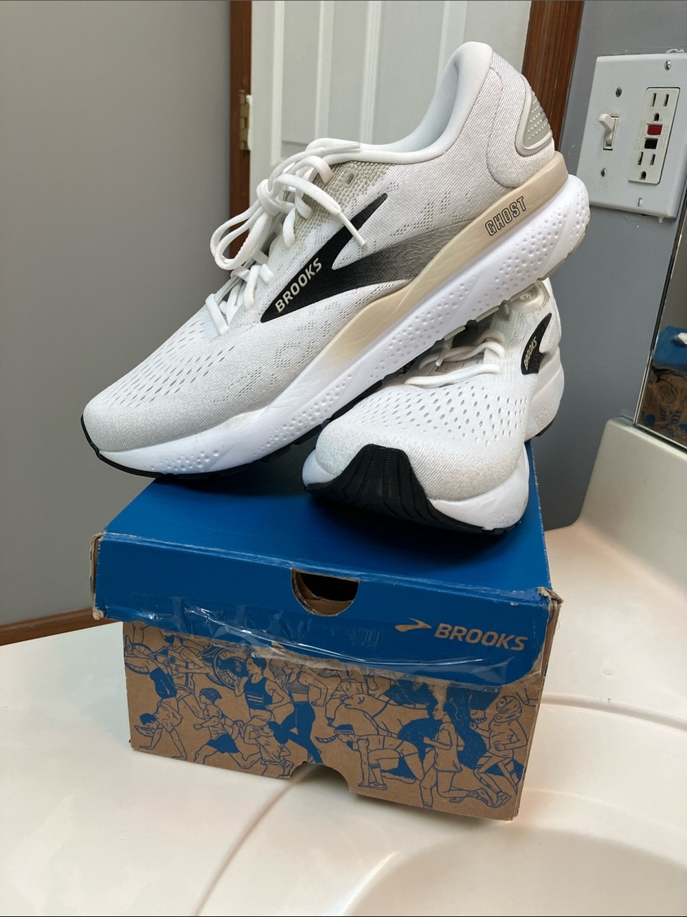 Brooks Men's Ghost 16 Running Shoes Size 12 Medium (Retail $140)
